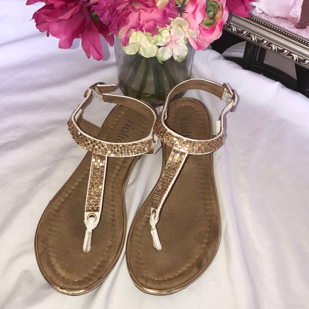 Sandals with gold